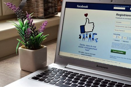 Czy profil firmowy na Facebooku wystarczy? Dlaczego warto mieć też własną stronę internetową